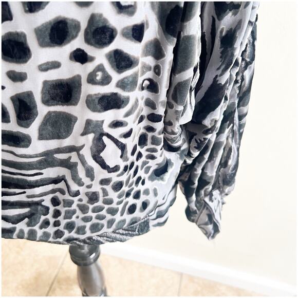 Hale Bob Burnout Velvet Tunic Dolman Sleeve Black Size Small V-Neck Animal Print - Picture 15 of 15